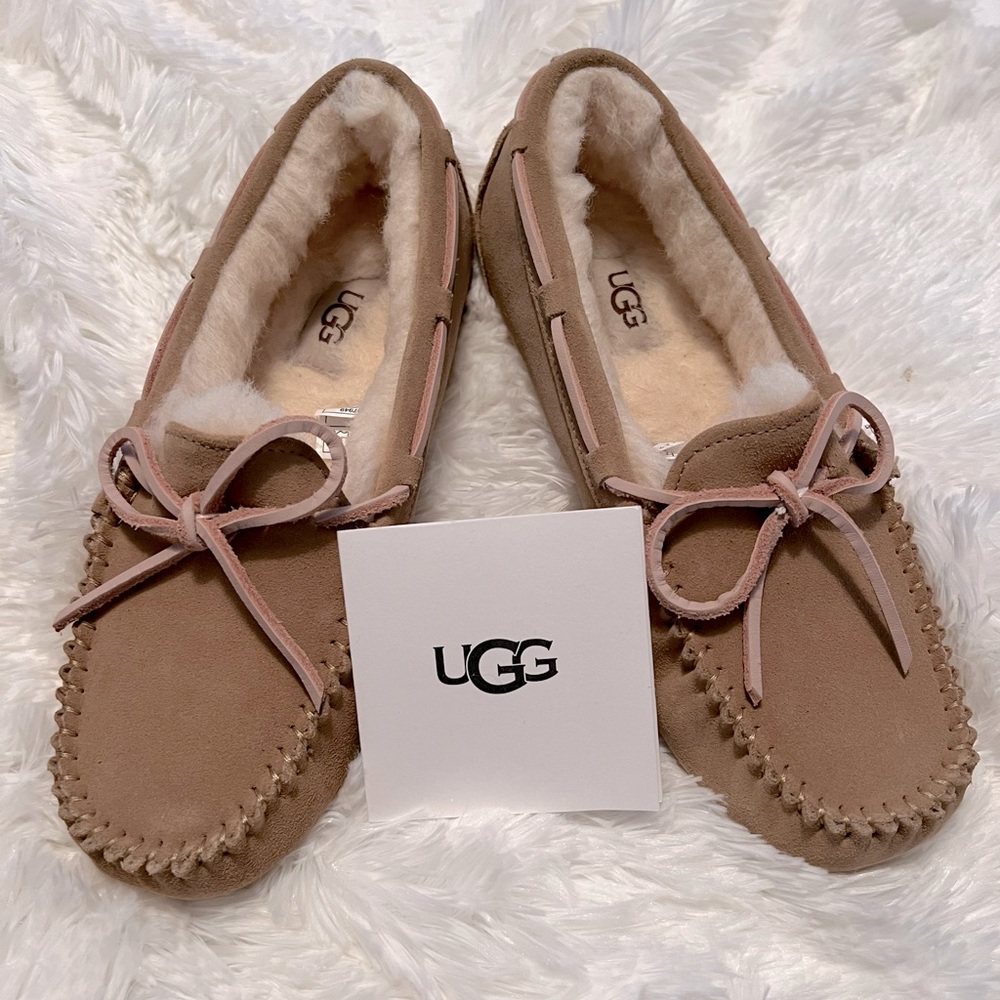 **SOLD** NWT Ugg Dakota Slippers